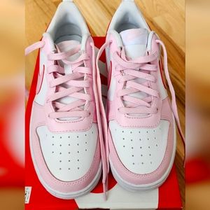 NIKE Court Borough New In Box size 7 in Boys (((fits more like an 8)))